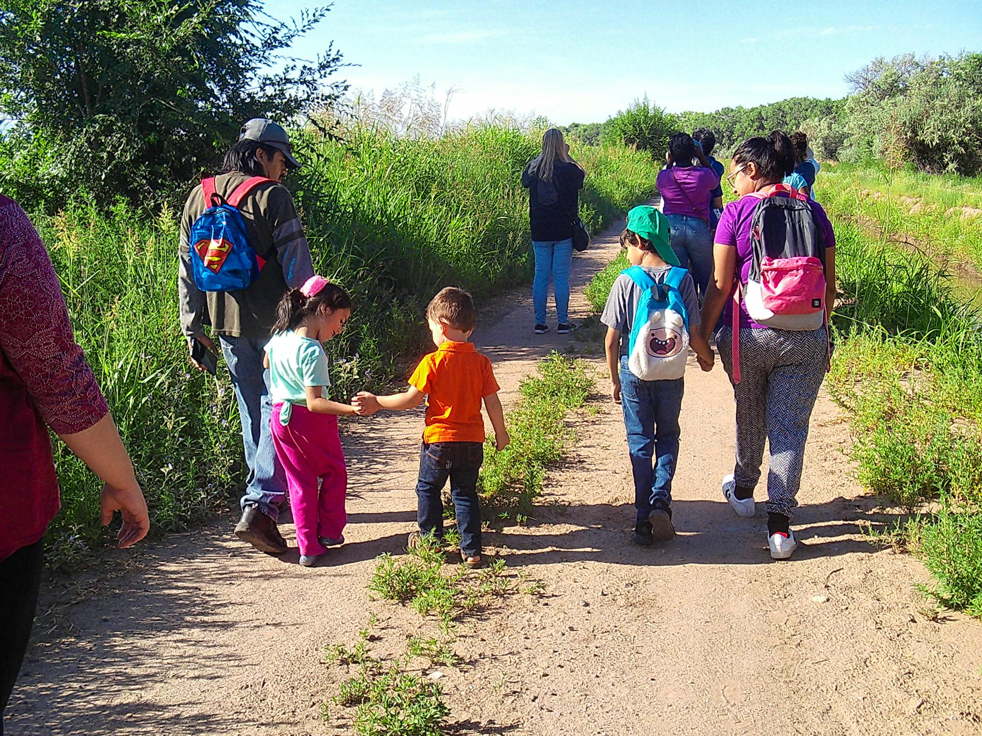 Family on trail Valle de Oro